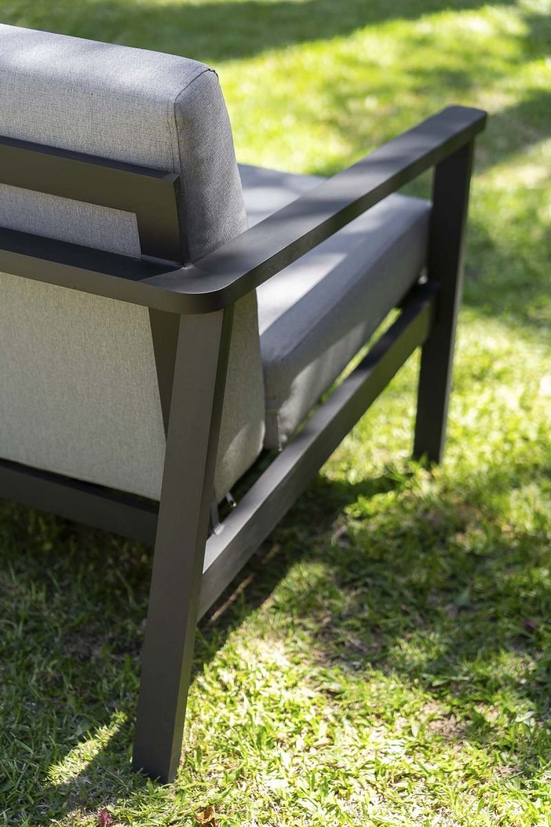 ambrosetti-sello-del-buen-diseno-argentino-en-mobiliario-de-exterior-en-aluminio